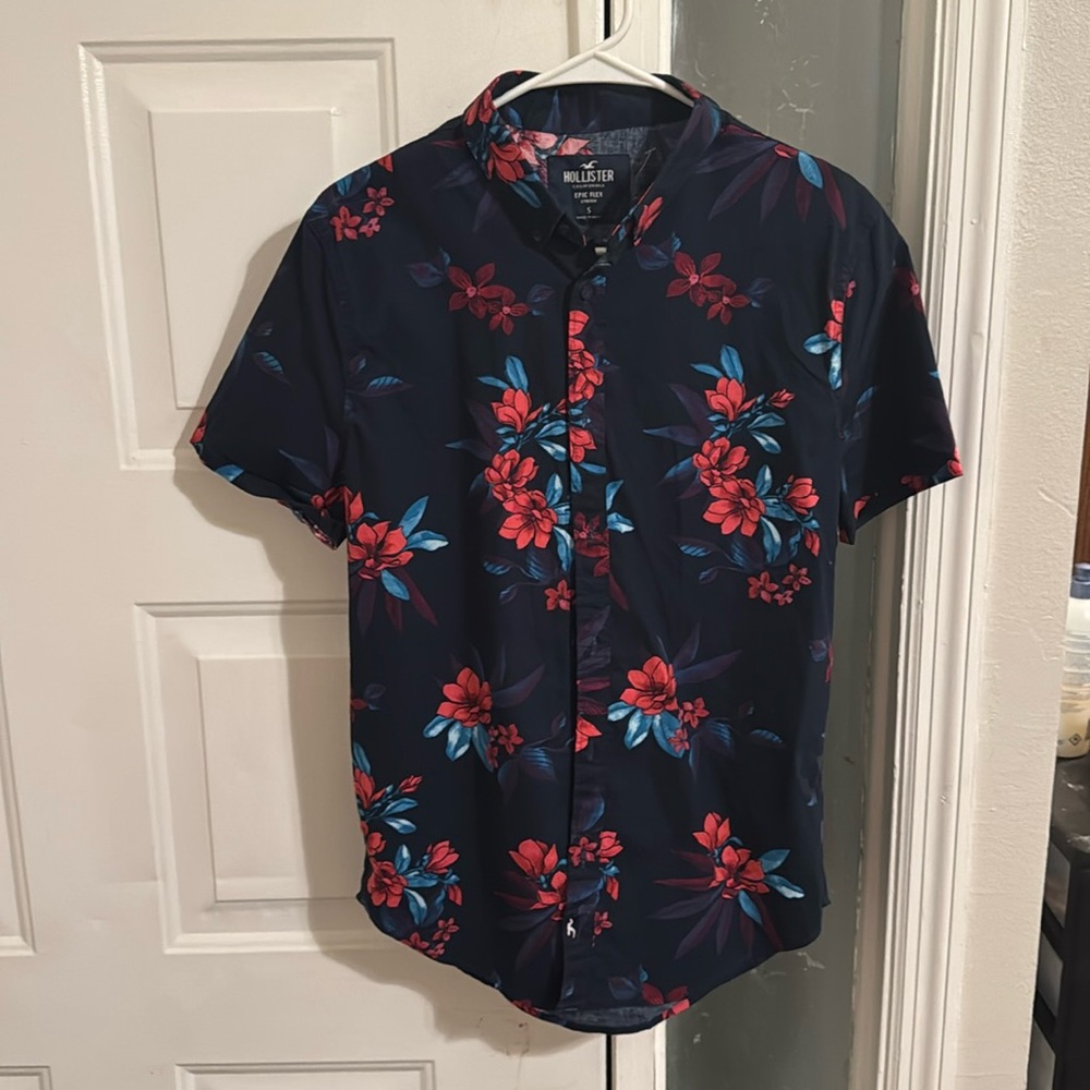 Brand new. Hollister flower printed men’s button down short sleeve shirt